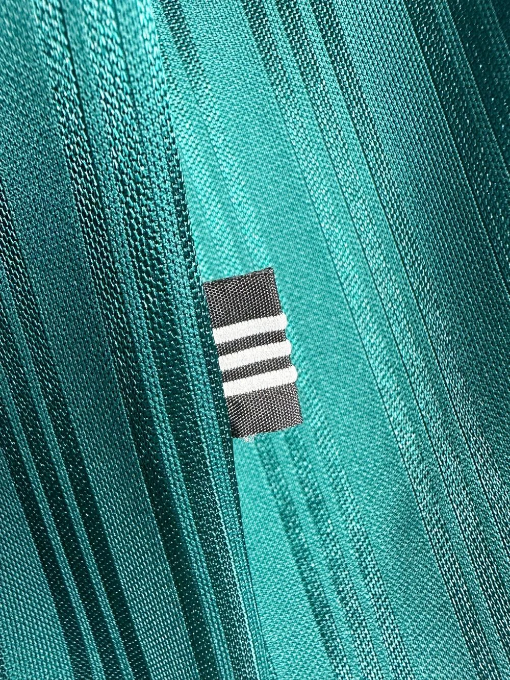 Retro Liverpool Away Football Jersey Long Sleeve 1995/1996 - Image 7