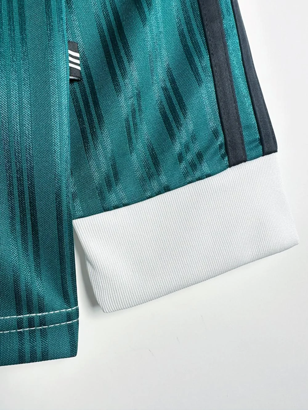 Retro Liverpool Away Football Jersey Long Sleeve 1995/1996 - Image 6