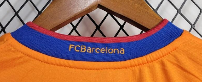 06/07 Retro Barcelona Away Jersey - Image 2