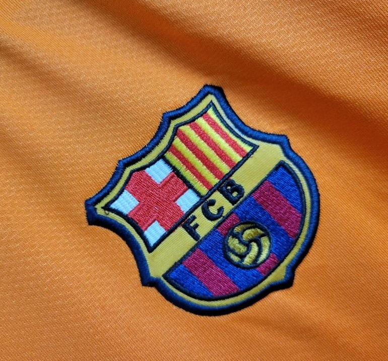 06/07 Retro Barcelona Away Jersey - Image 5