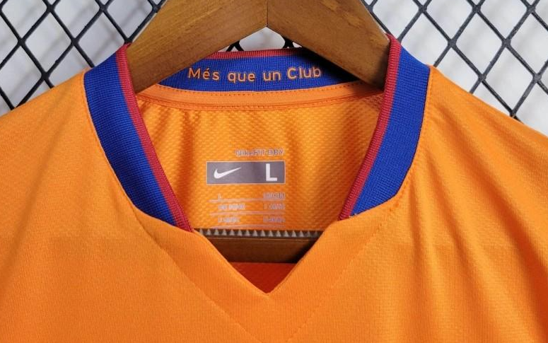 06/07 Retro Barcelona Away Jersey - Image 7