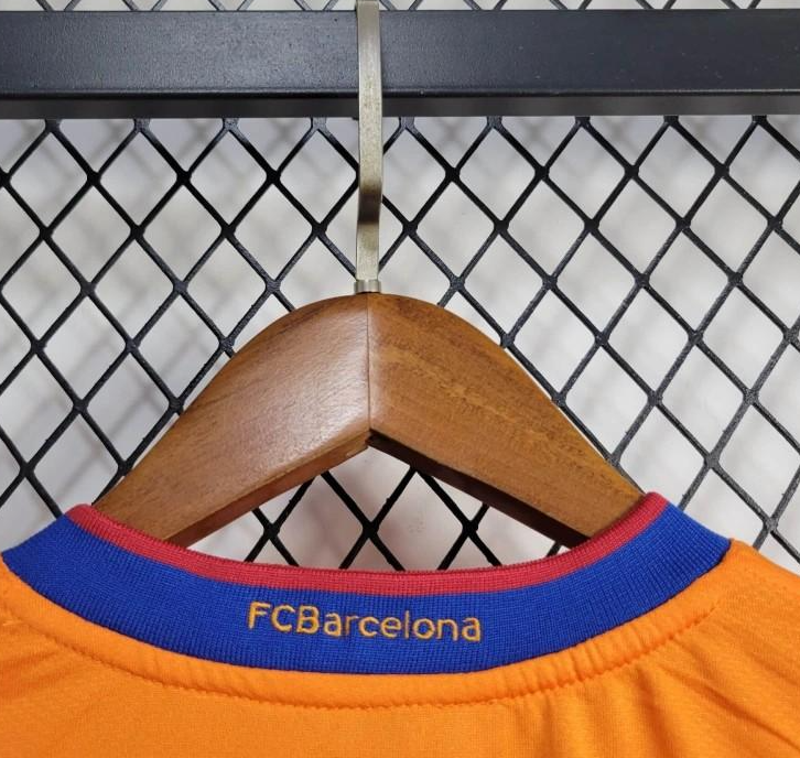 06/07 Retro Barcelona Away Jersey - Image 8