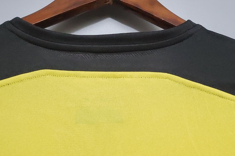 Retro 04/05 Liverpool away Soccer Jersey - Image 4